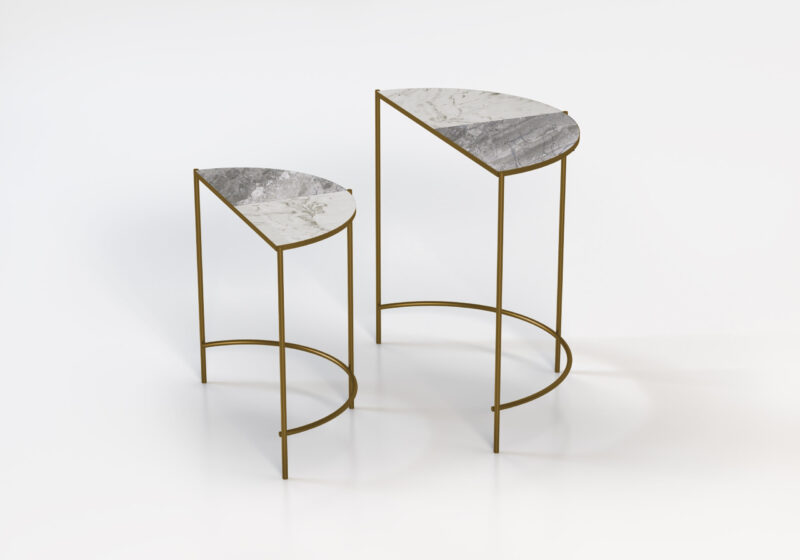 Nekus dos mesas auxiliares semicirculares con mosaico de mármol Blanco Nebula y Gris Nairobi. Metal color bronce.