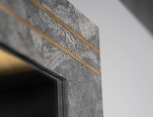Espejo de piedra con incrustaciones metálicas de estilo contemporáneo